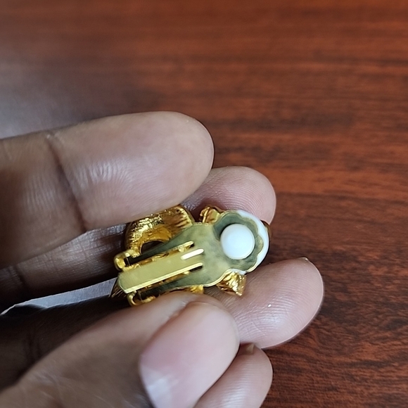 Ivana Trump Pearl and Pink Vintage Clip on earrings - Picture 4 of 5